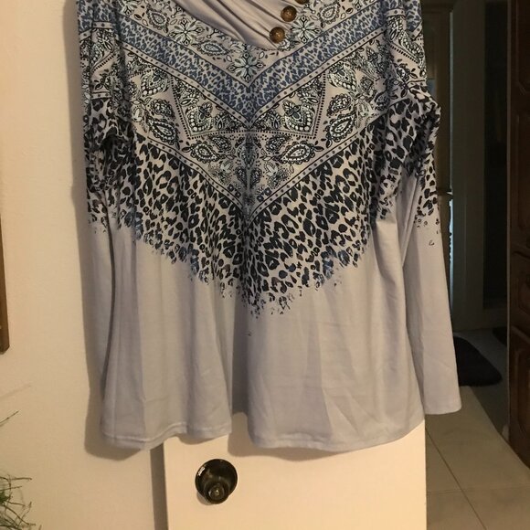 Long sleeved 2X Tee shirt with patterns, folds, and buttons in blues. - Picture 11 of 11